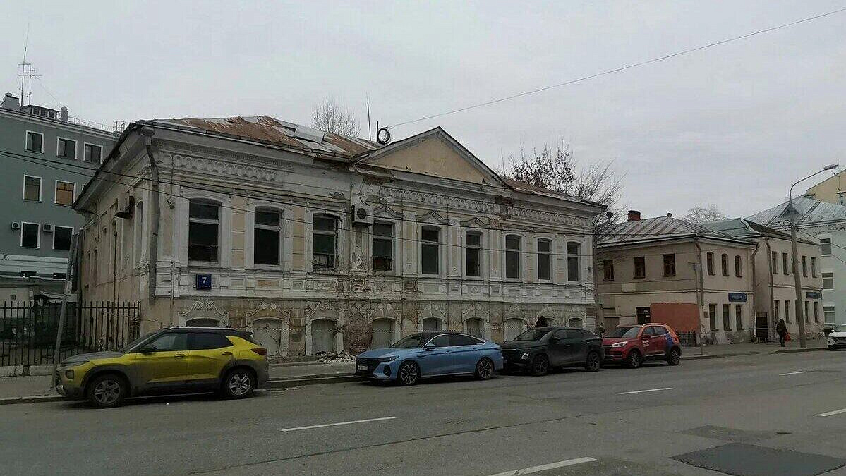 Комплекс из двух нежилых зданий в Москве выставили на торги