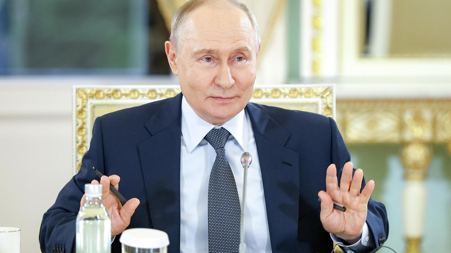 Россия не навязывает Западу кандидатуры переговорщиков, заявил Путин