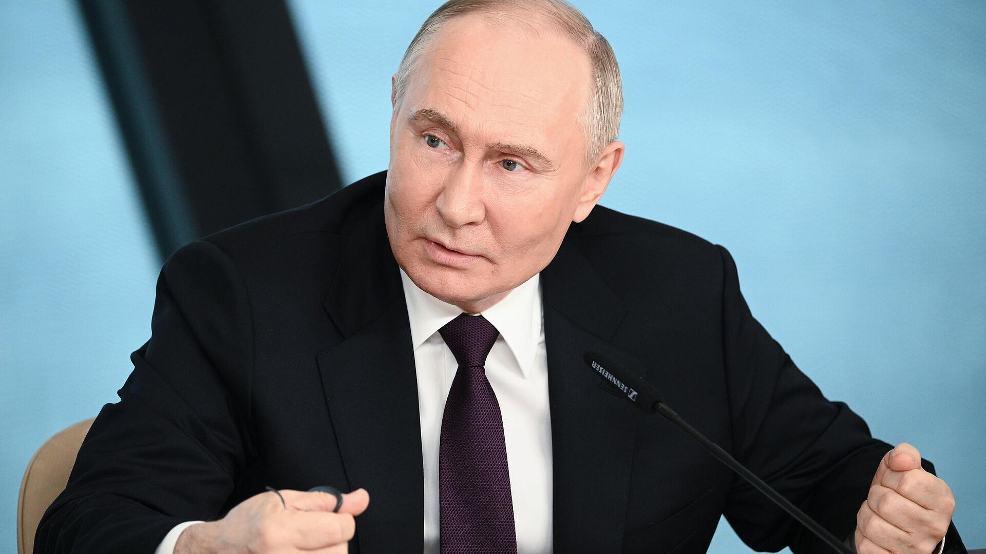 На Украине людей ловят как собак и силой запихивают в армию, заявил Путин