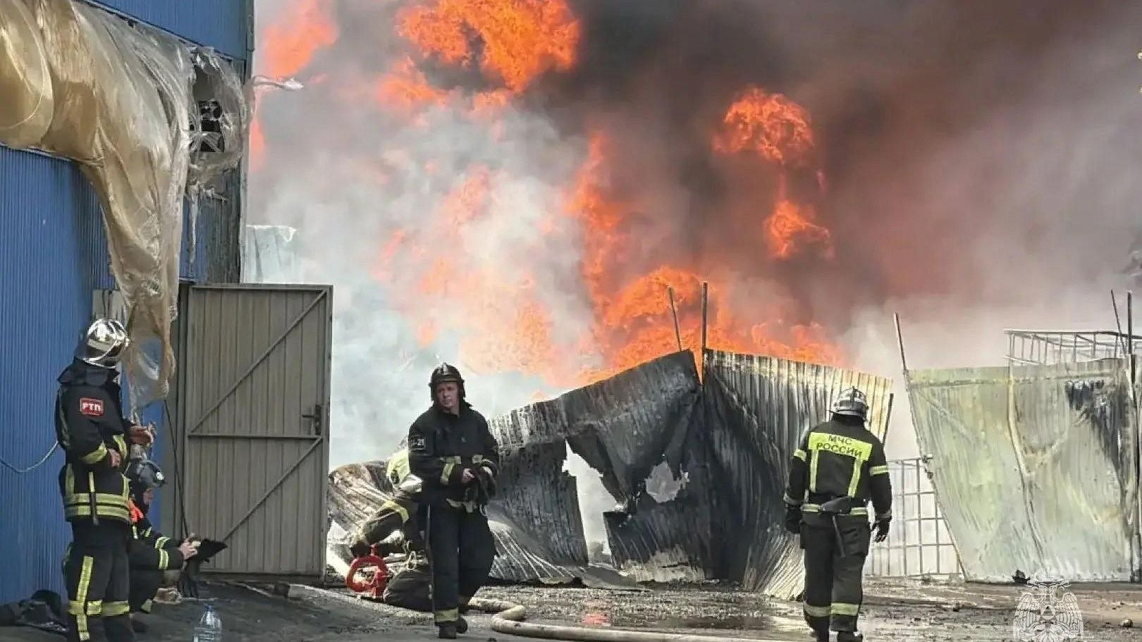 В Брянске временно ограничили движение на месте пожара на складе ГСМ