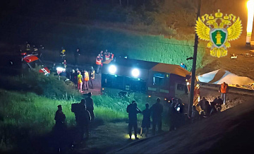 На месте падения моста на поезд в Брянской области эвакуируют пассажиров