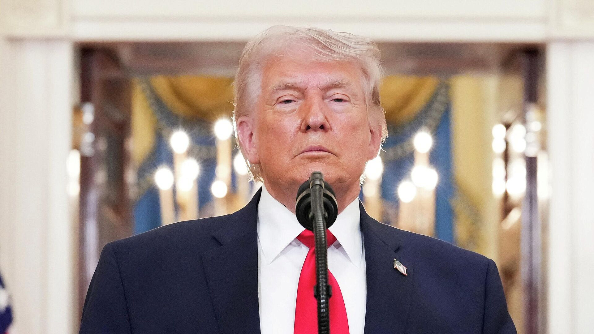 Трамп дал совместную пресс-конференцию с сотрудницей службы доставки