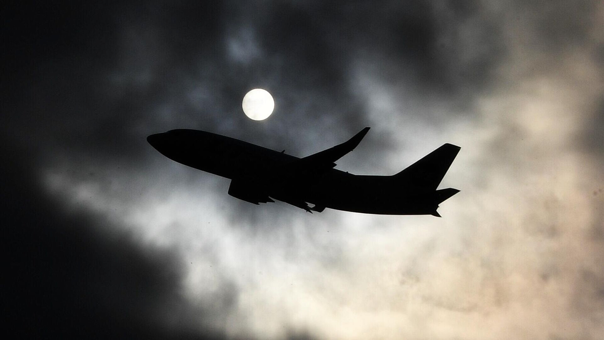В аэропорту Сочи ввели ограничения на прием и выпуск самолетов