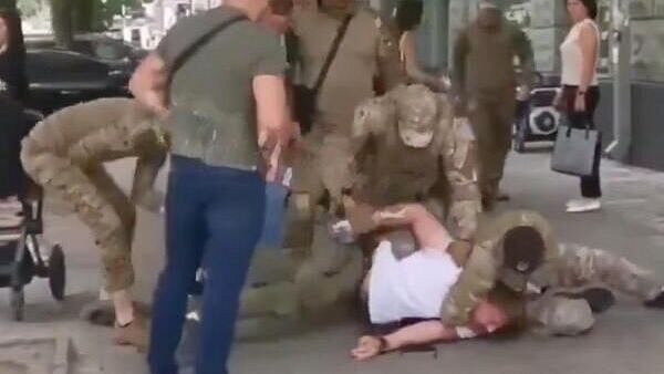 "Ужасно". Видео мобилизации украинца с ребенком поразило полковника из США