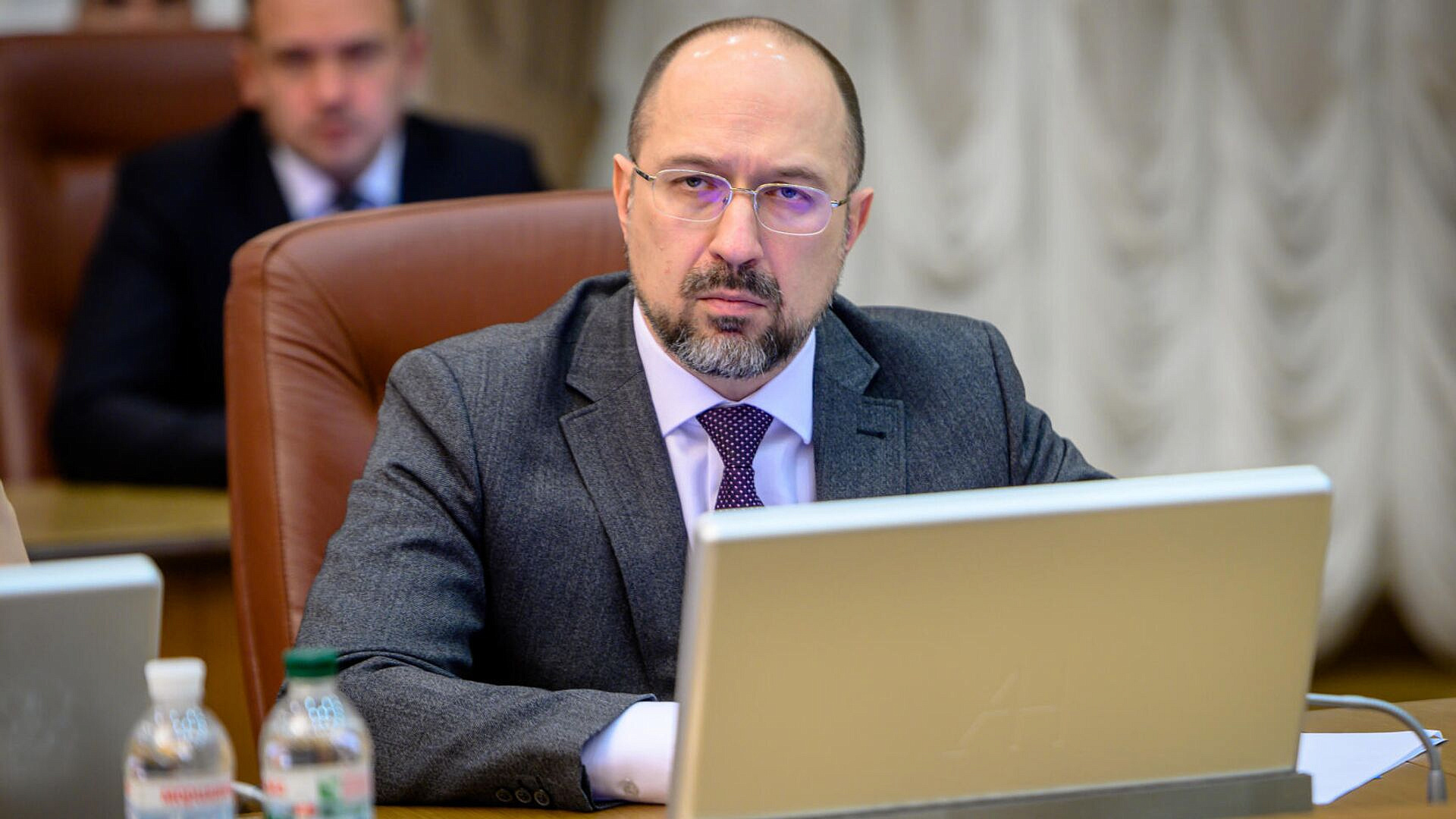 Шмыгаль и Фиала обсудили сроки поставок артиллерийских снарядов