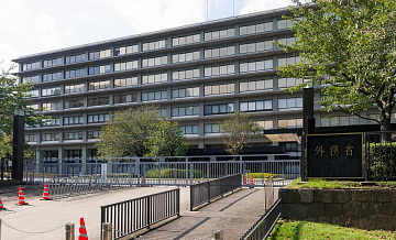 МИД Японии призвал граждан избегать приближения к военным объектам США