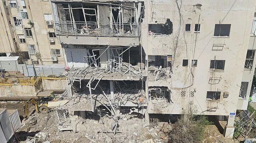 При ракетном ударе по Тель-Авиву частично разрушился жилой дом