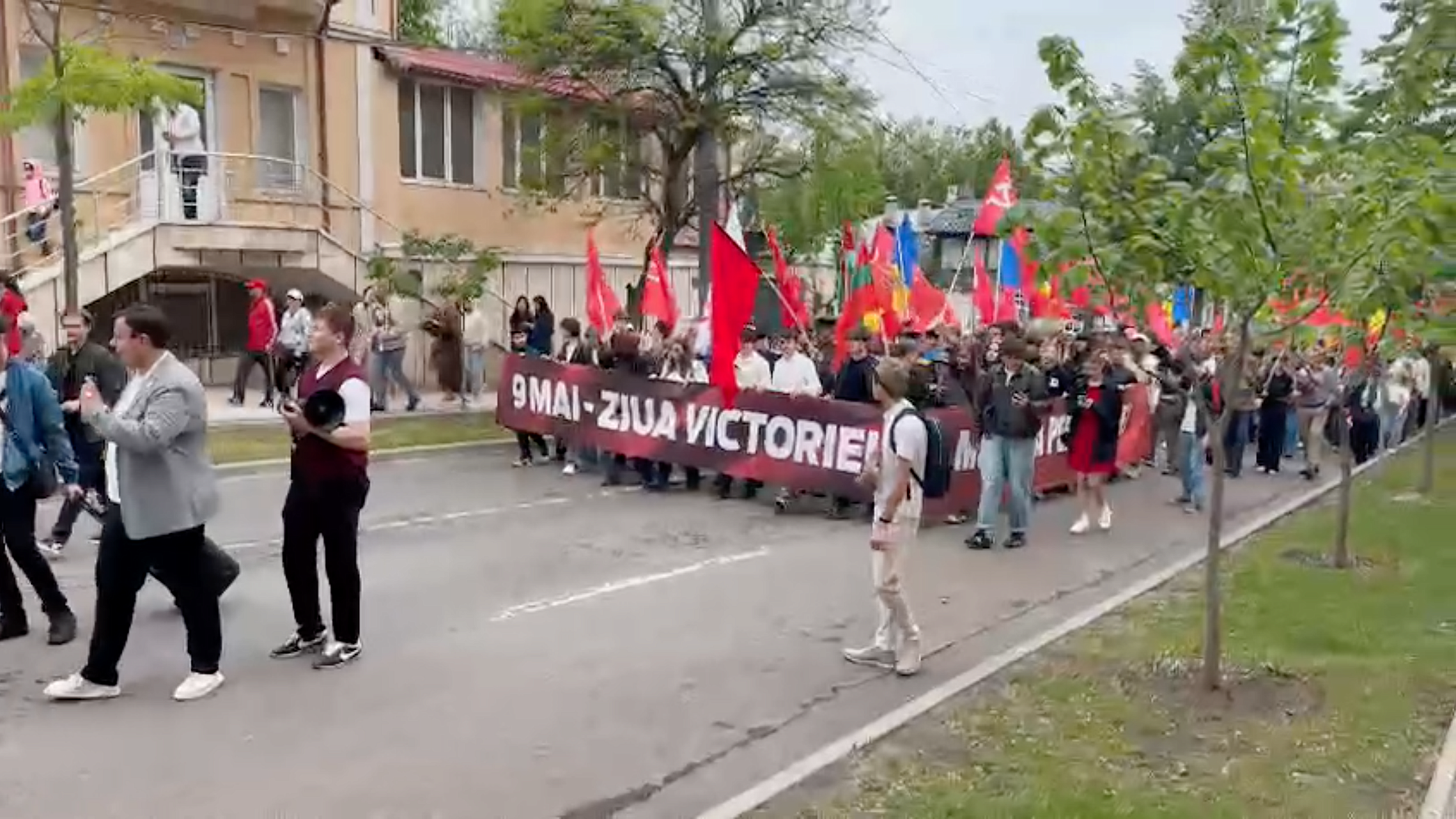 Марш Победы в Кишиневе прошел вопреки запретам, заявил Додон