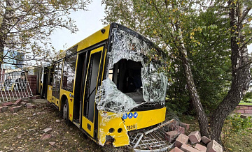 На оживленной улице в Минске автобус врезался в бетонный забор