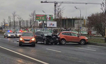 В Москве вертолет эвакуировал девушку после ДТП с тремя автомобилями