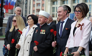 Имам Соборной мечети возложил цветы к Могиле Неизвестного солдата 