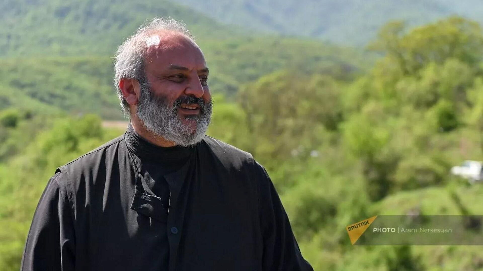 Армянский архиепископ созывает сторонников на митинг у здания правительства