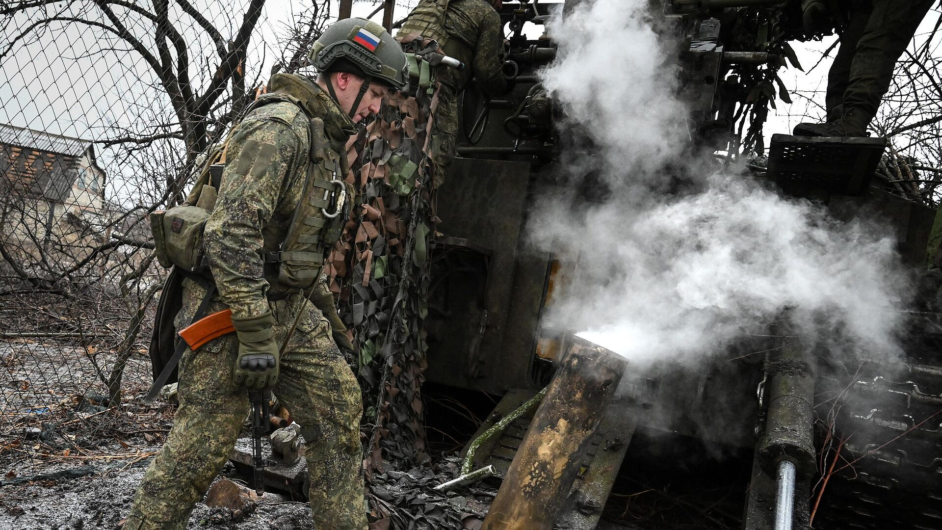 Морпехи-артиллеристы уничтожили ангар с техникой ВСУ