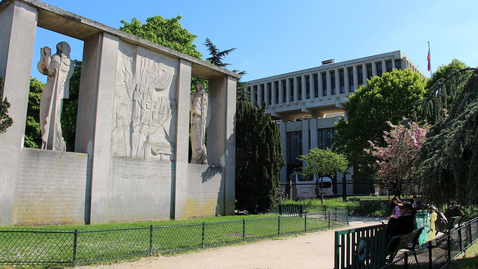 В Париже провели мероприятие в честь Дня России