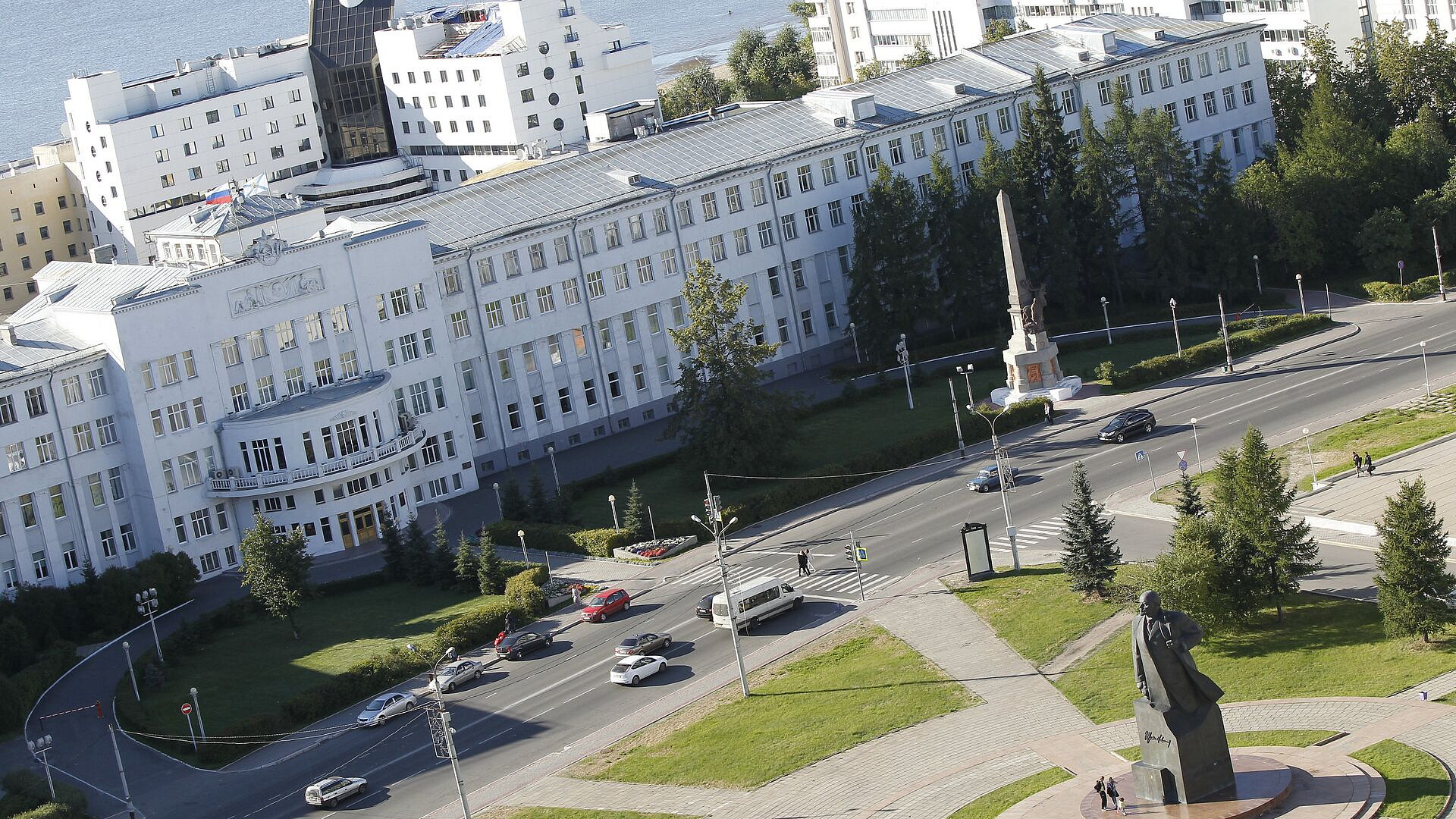 В Архангельске оштрафовали вандала, осквернившего памятник русским женам