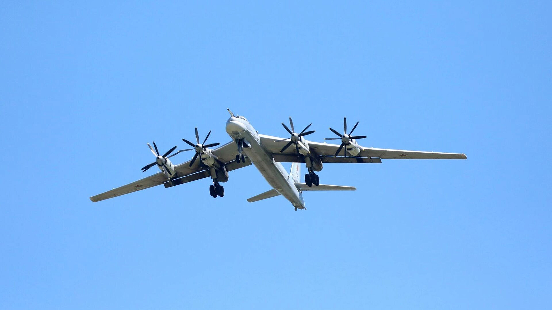 Ту-95МС выполнили плановый полет над Баренцевым и Норвежским морями