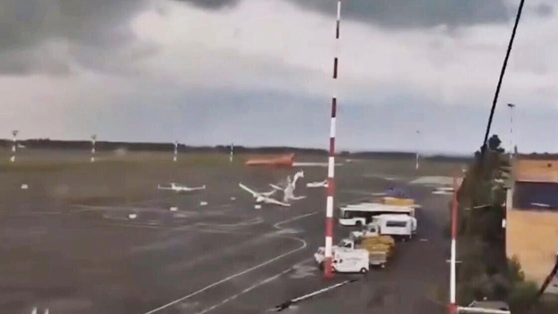 Четыре учебных самолета и автобус повреждены в аэропорту Бегишево из-за смерча