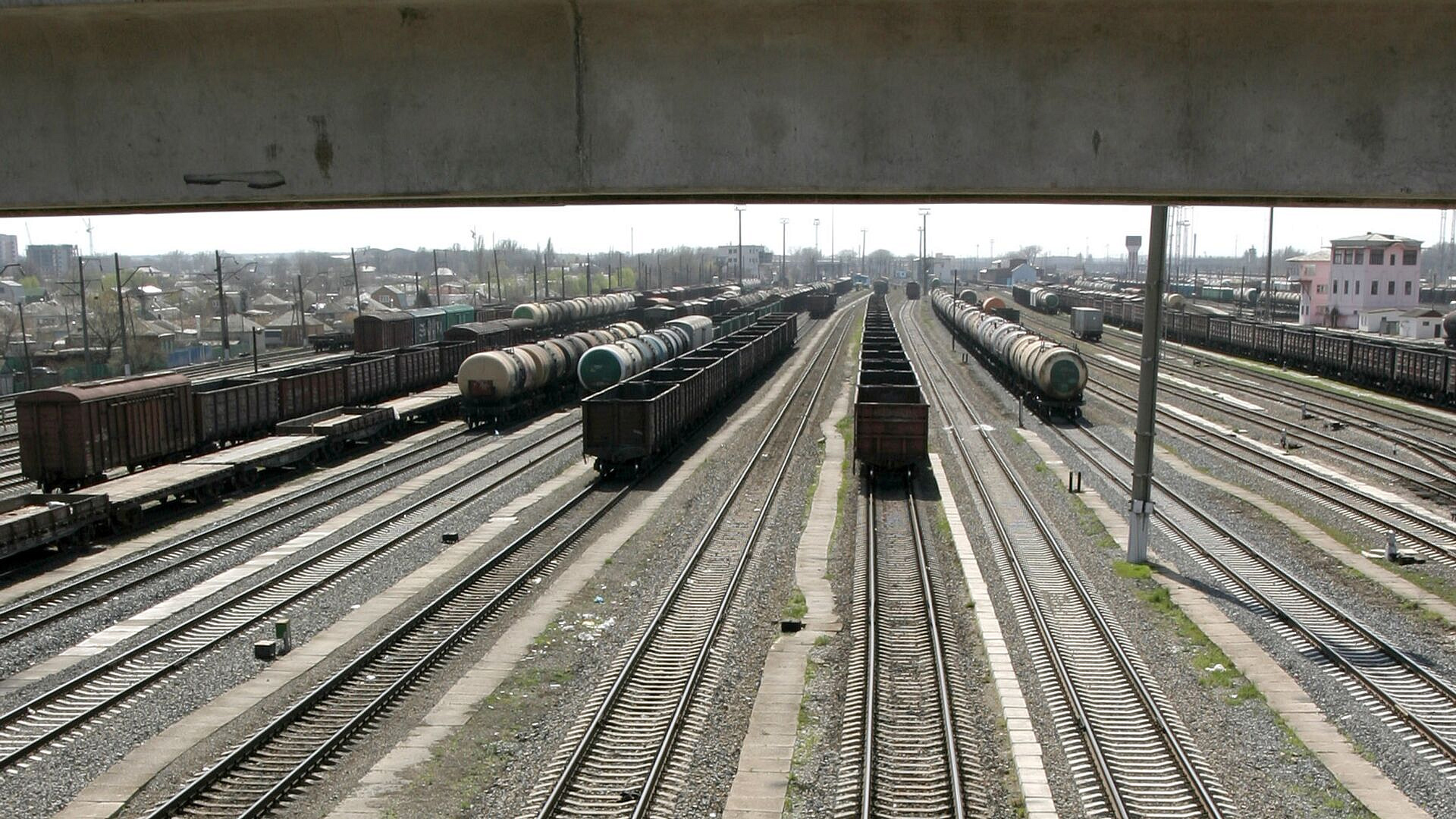 В Ростовской области задержали 23 поезда из-за повреждения инфраструктуры