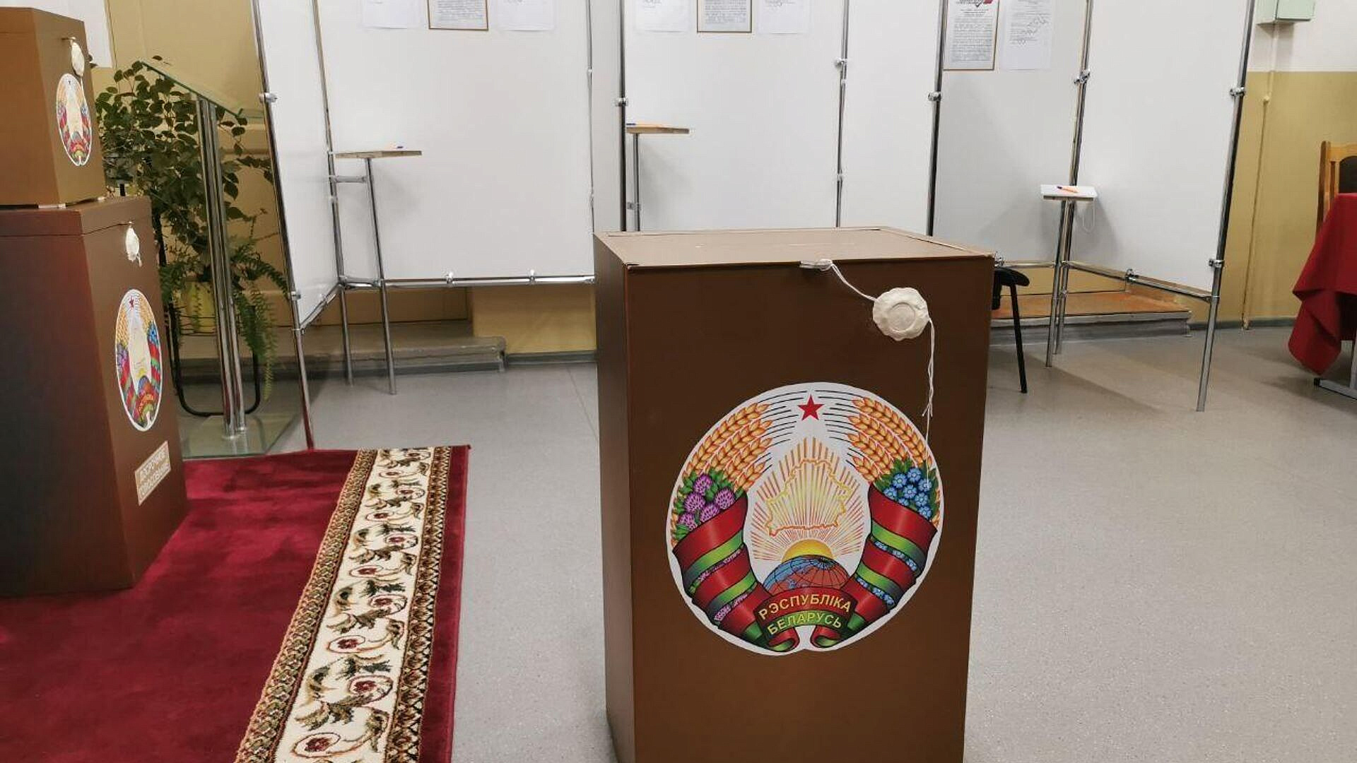 Явка на выборах депутатов в Белоруссии составляет почти 51 процент