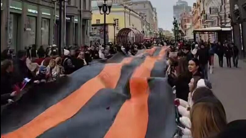 В Москве развернули огромную георгиевскую ленту
