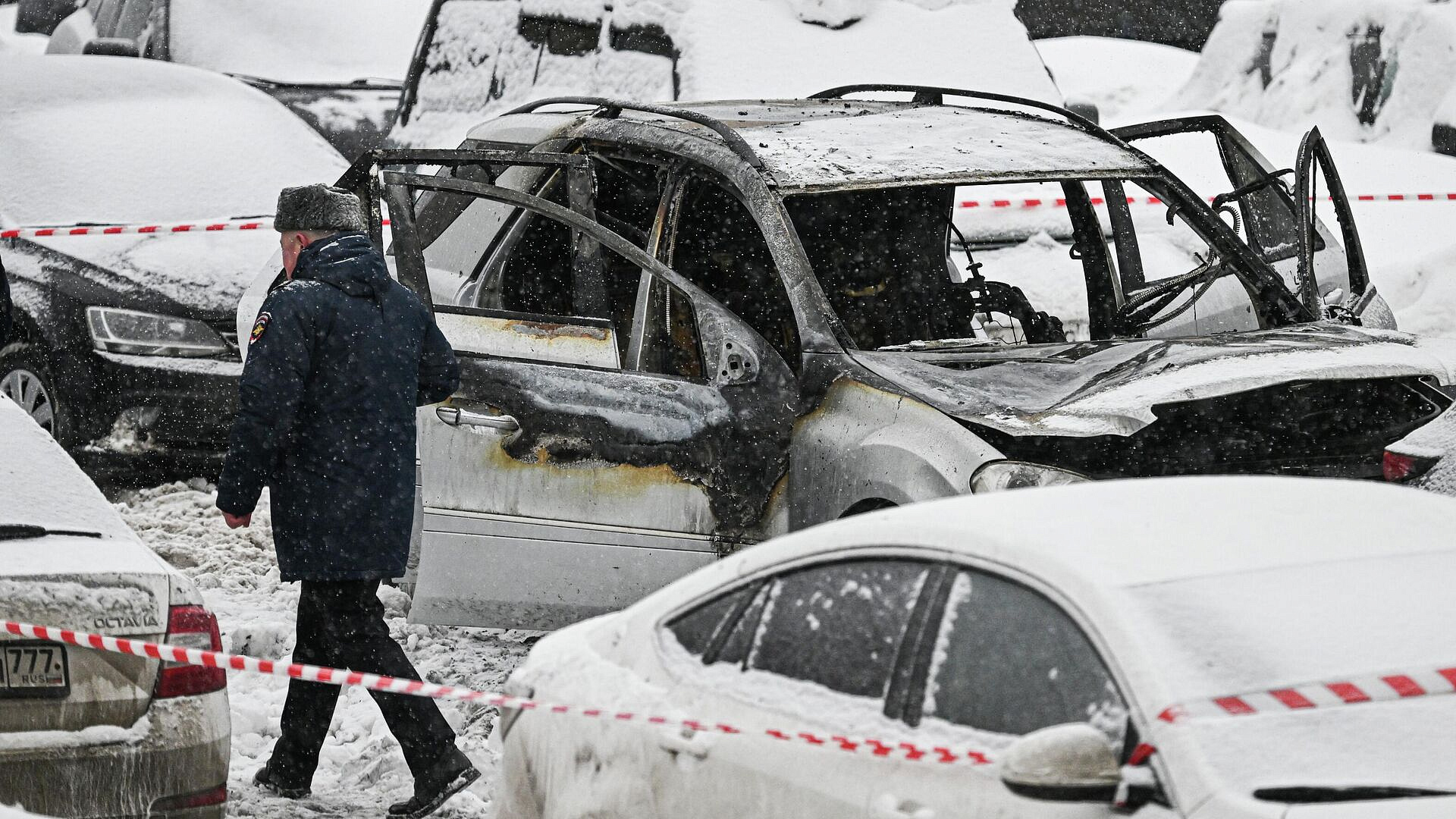 На месте возгорания автомобиля в Москве работают правоохранители 