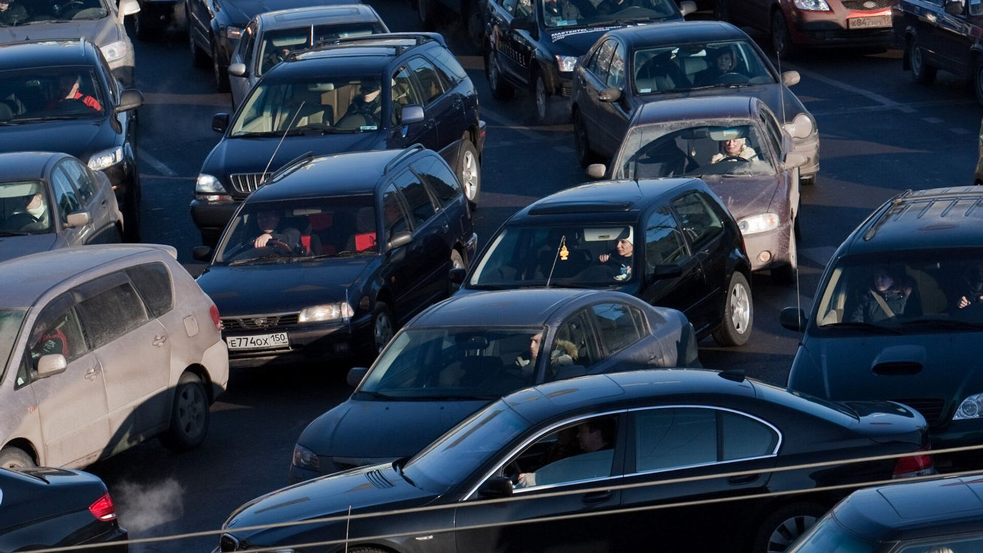 Большинство водителей принципиально не пропускают машины, объехавшие пробку