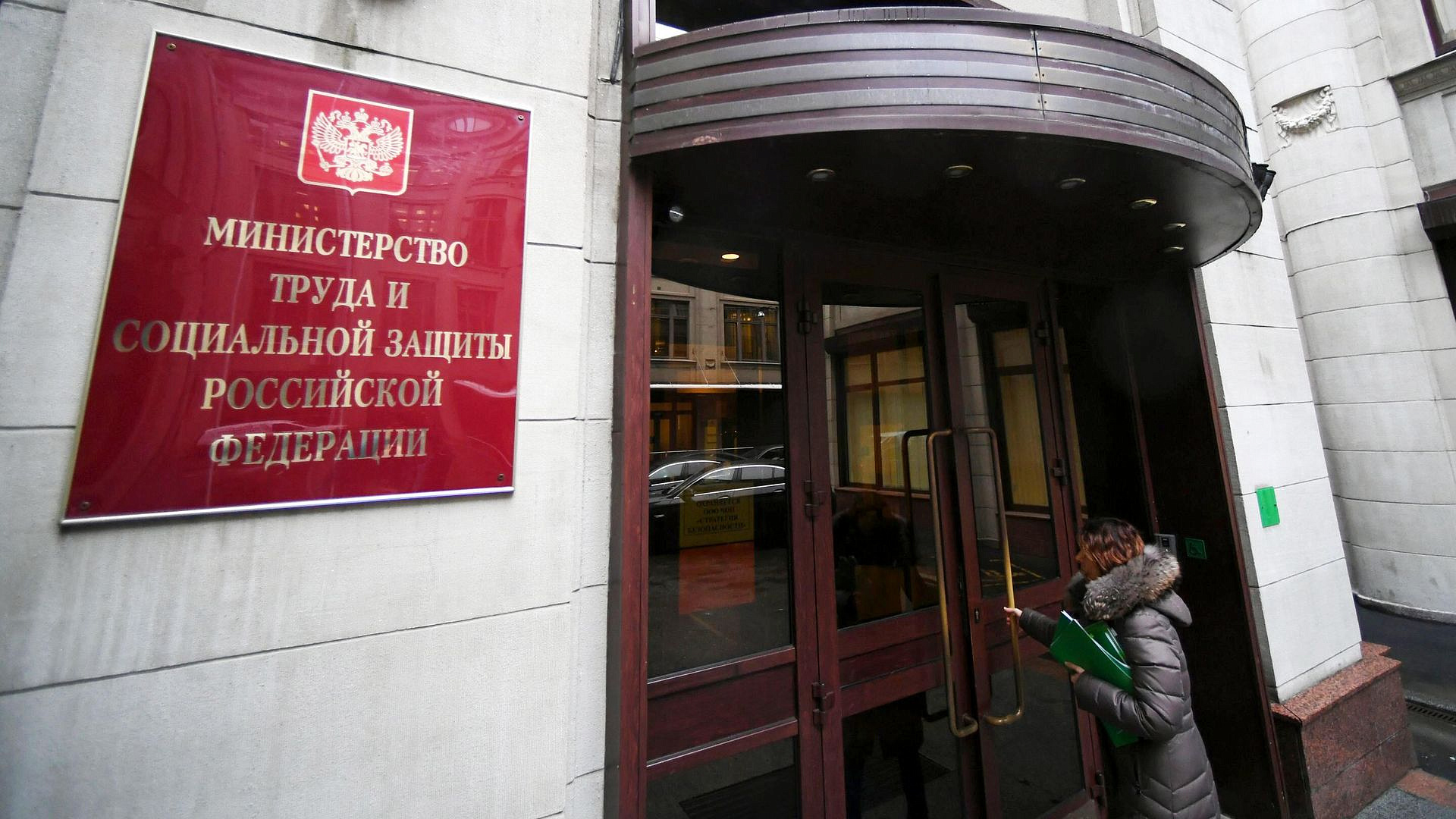 В Минтруде назвали традиционно женские отрасли труда в России