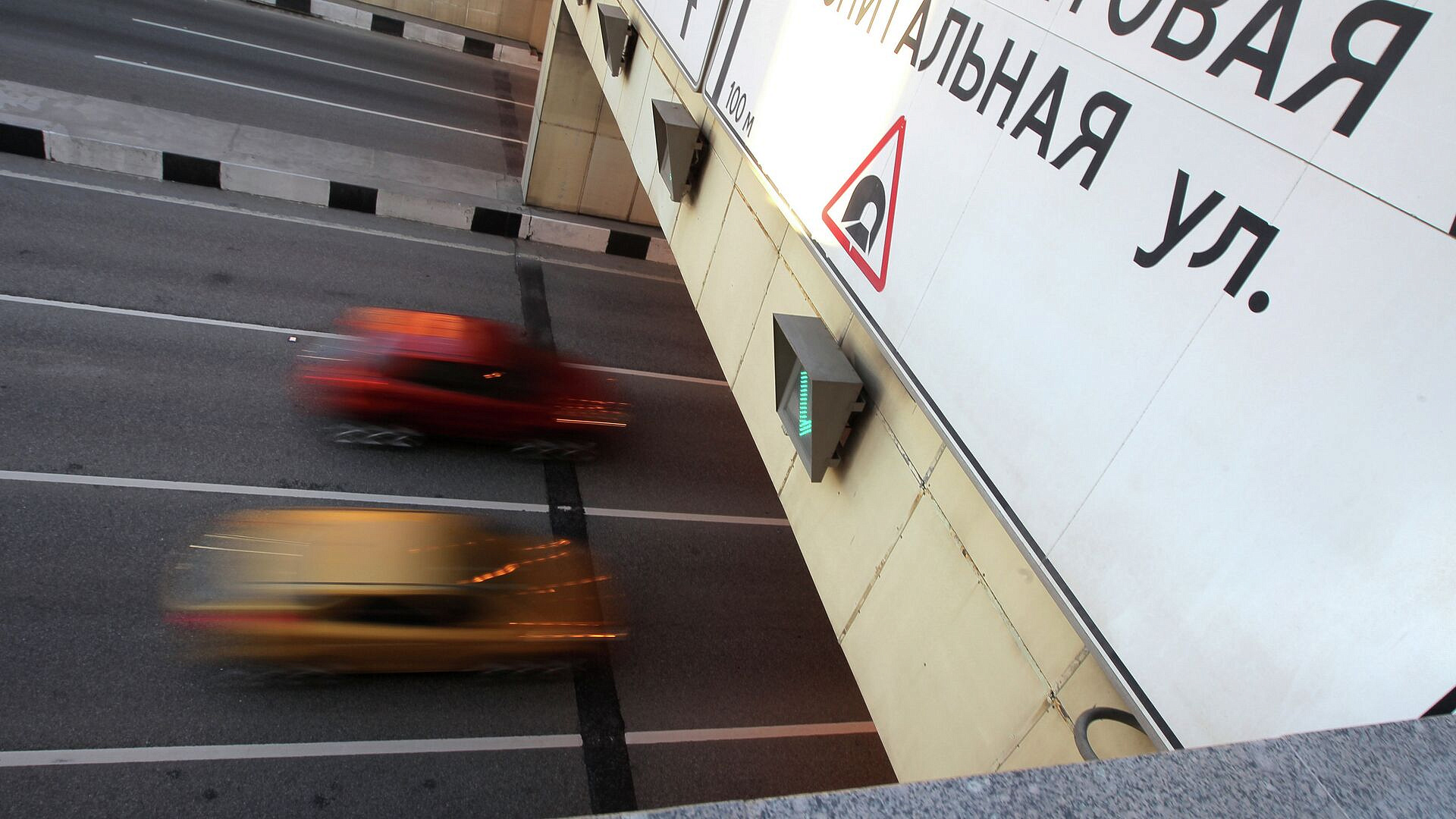 В Москве промыли Лефортовский тоннель