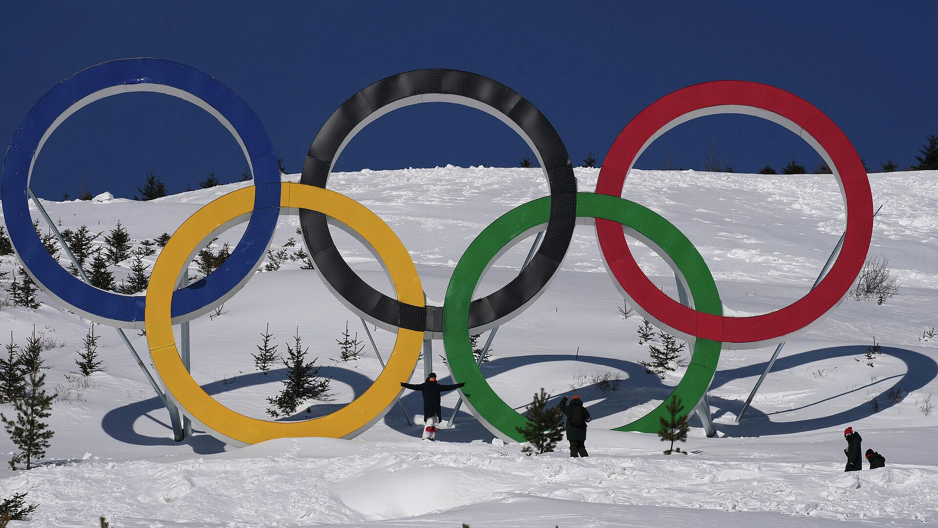 Огонь Олимпийских игр зажгли в Милане и Кортина-д'Ампеццо