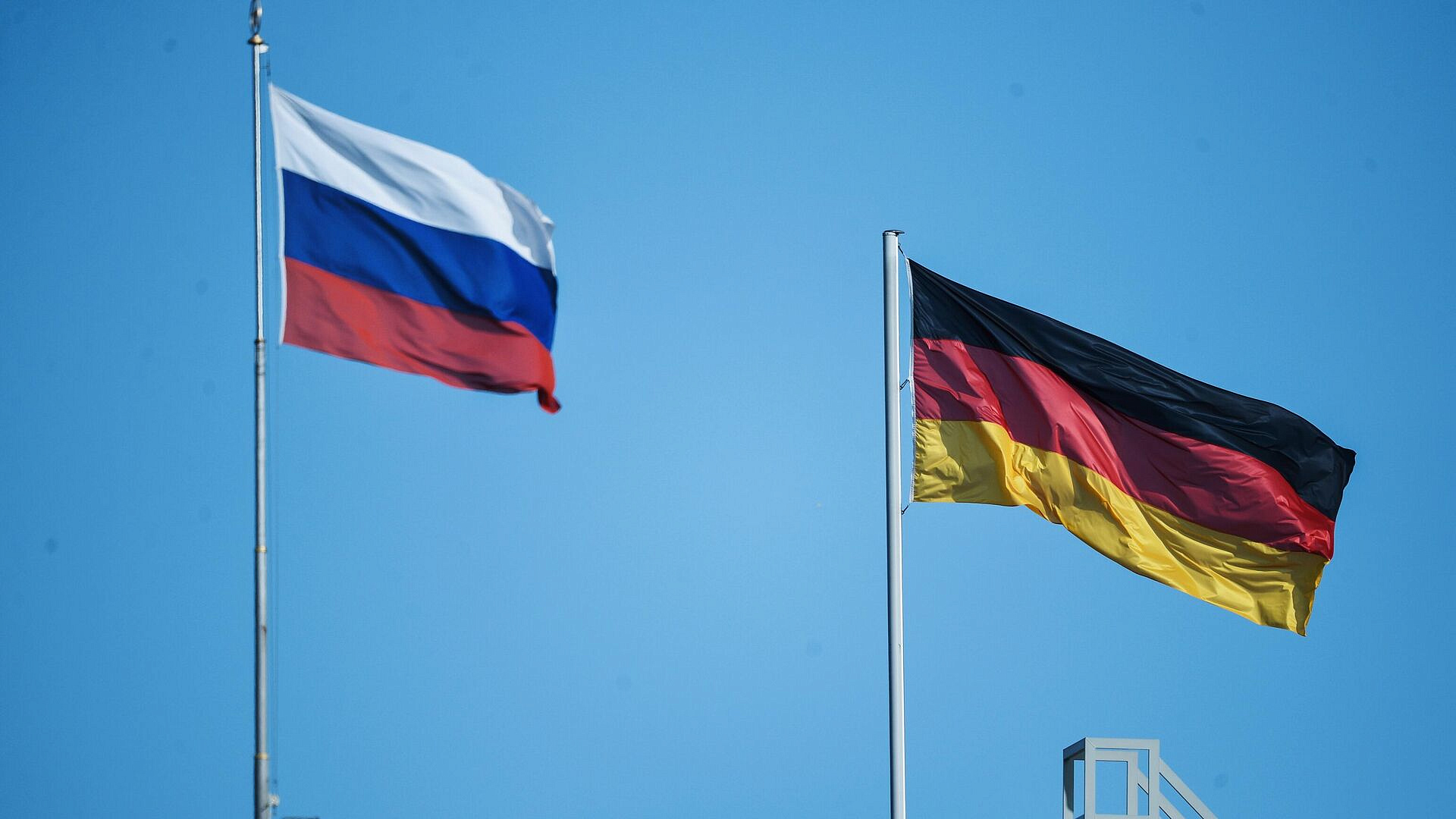 Немцы продолжают тепло встречать российских дипломатов, заявил посол