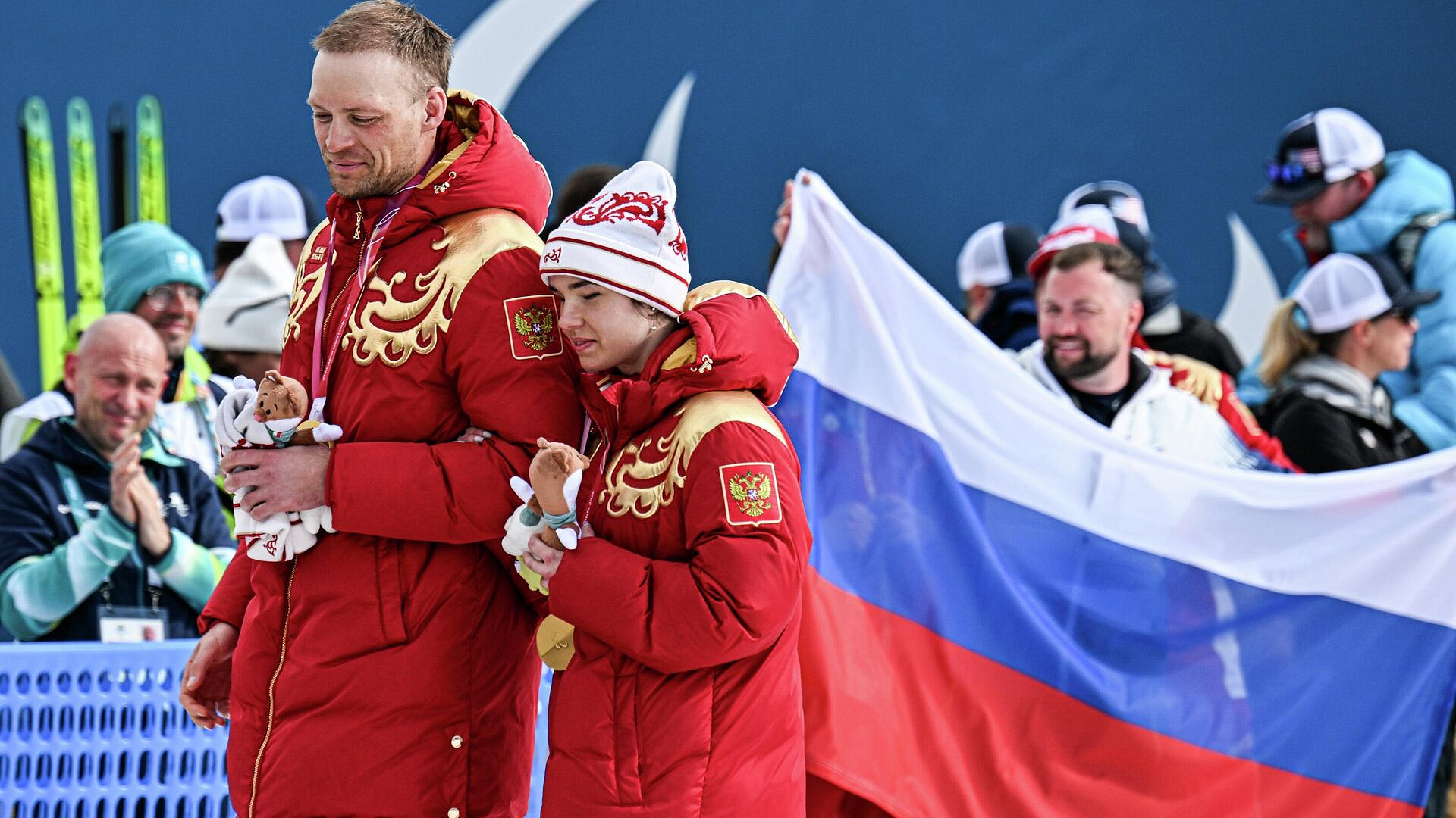 Паралимпийцы вернулись в Россию после триумфа на Играх в Италии