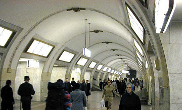 Две станции метро Москвы работают штатно после снижения уровня освещенности