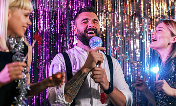 Опрос показал, какую песню россияне поют в караоке чаще всего