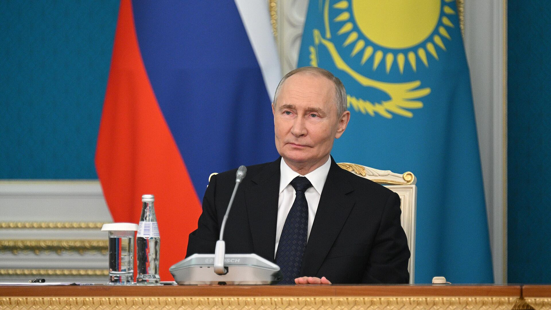 Казахстанская художница подарила Путину картину "Мост дружбы"