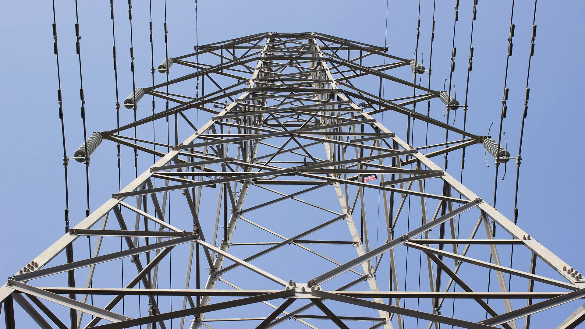 В Кувейте несколько ЛЭП повреждены обломками беспилотников