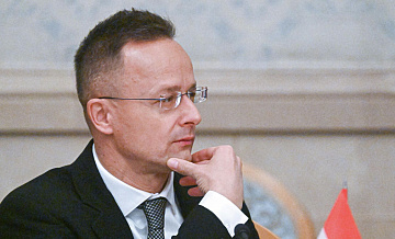 Франция и Британия завуалированно объявляют войну России, заявил Сийярто