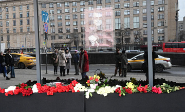 К Театру сатиры несут цветы в память об Александре Ширвиндте