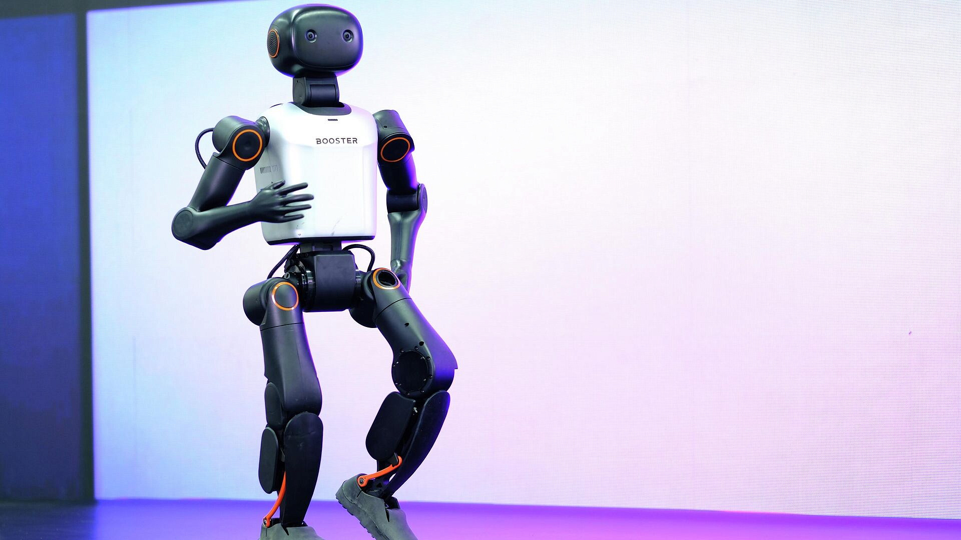 В Китае представили новую модель робота-гуманоида