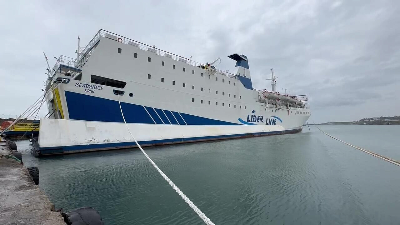 Водолазы осмотрели дно парома Seabridge, рассказал пассажир судна