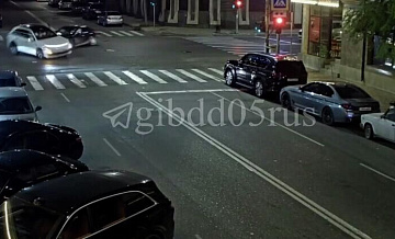 В Махачкале водитель протаранил четыре припаркованные машины и скрылся