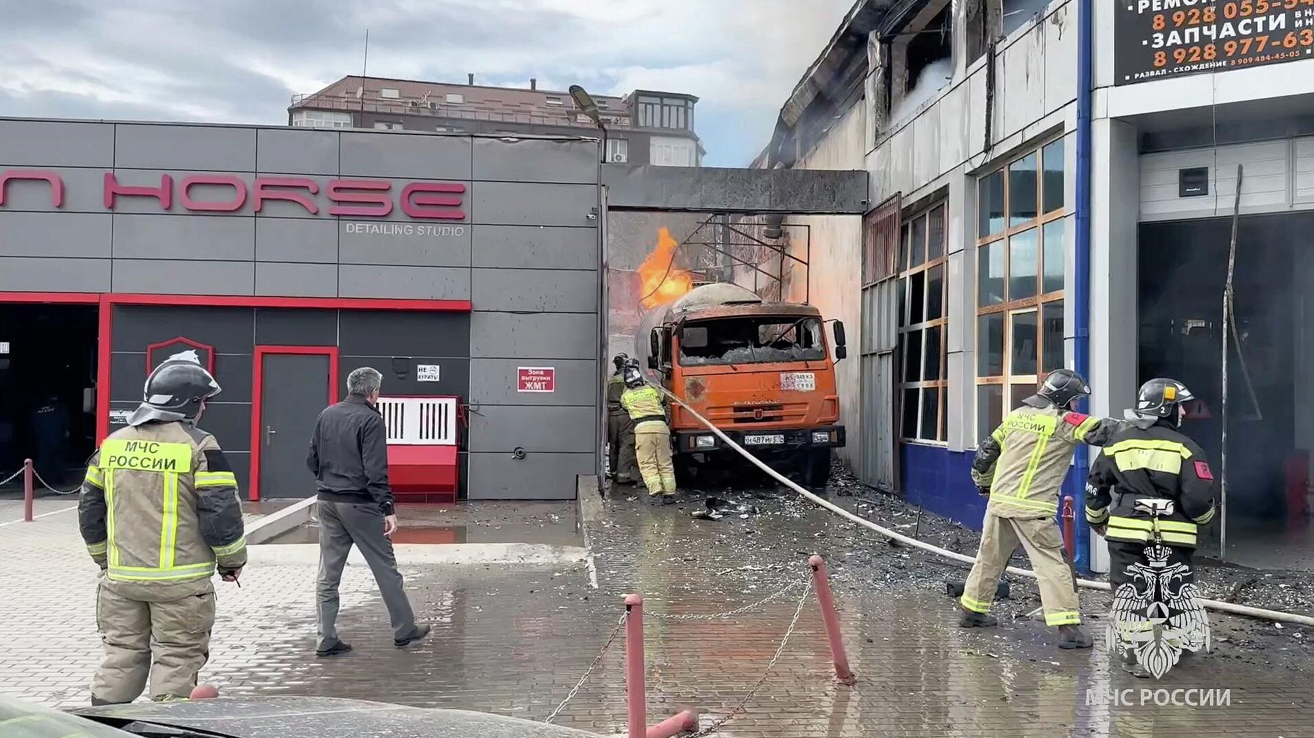 В автосервисе в Каспийске полностью потушили пожар