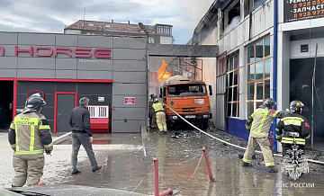 В автосервисе в Каспийске полностью потушили пожар