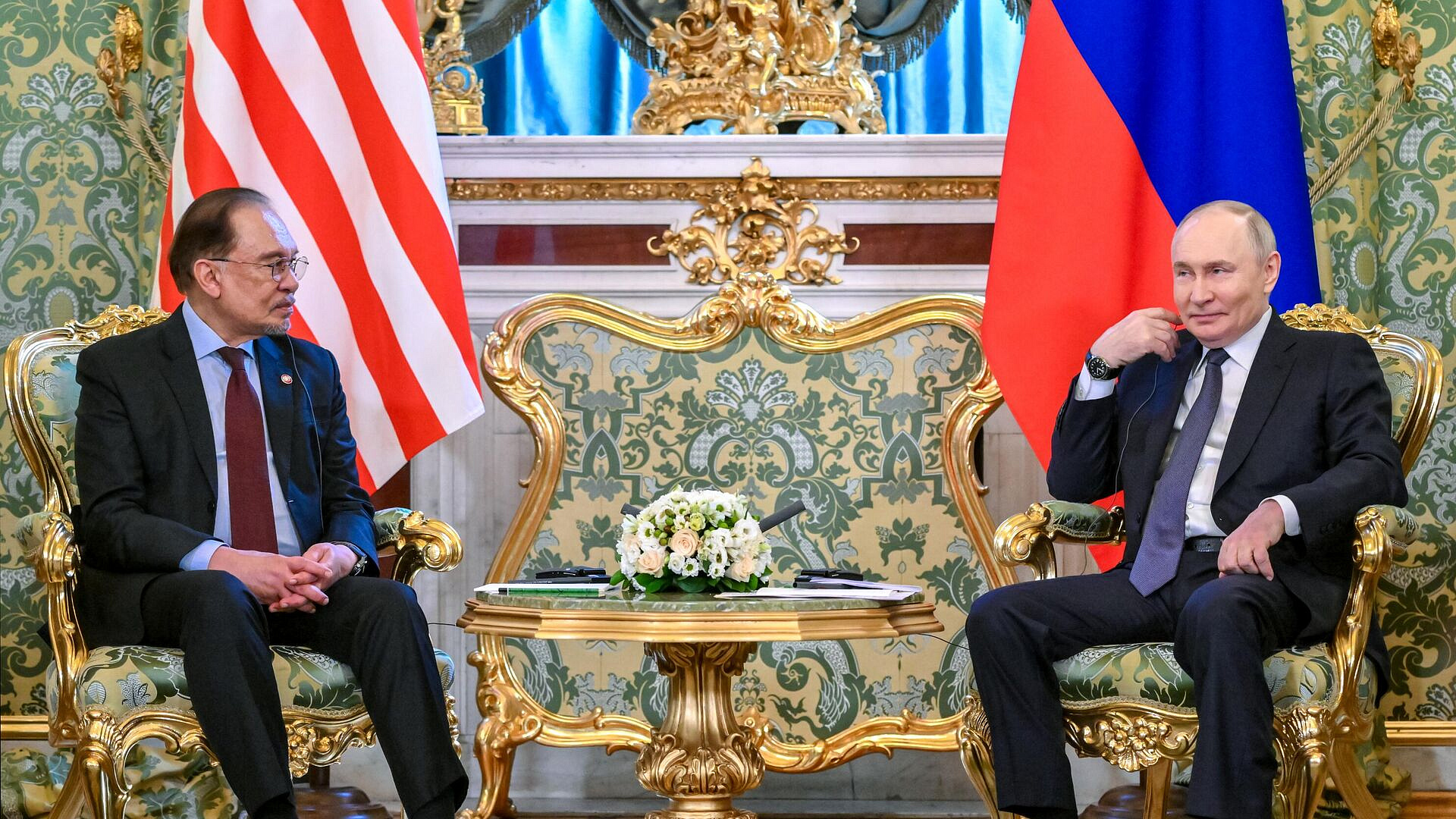 Путин рассказал, какие вопросы обсудил с премьером Малайзии