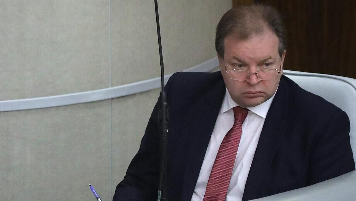 Приставы возбудили дело об аресте активов экс-замглавы Минтранса