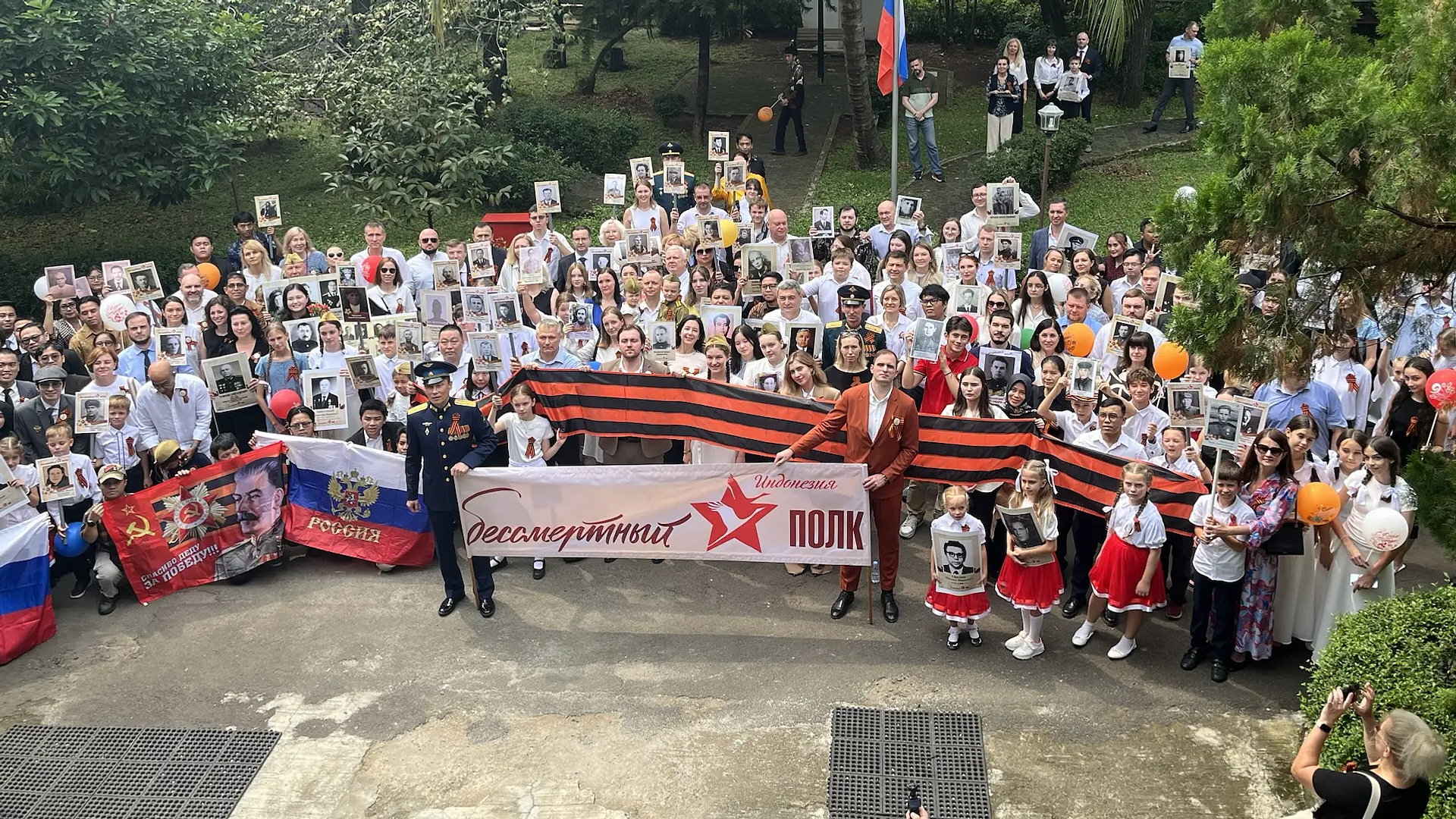 В Индонезии прошел юбилейный "Бессмертный полк"