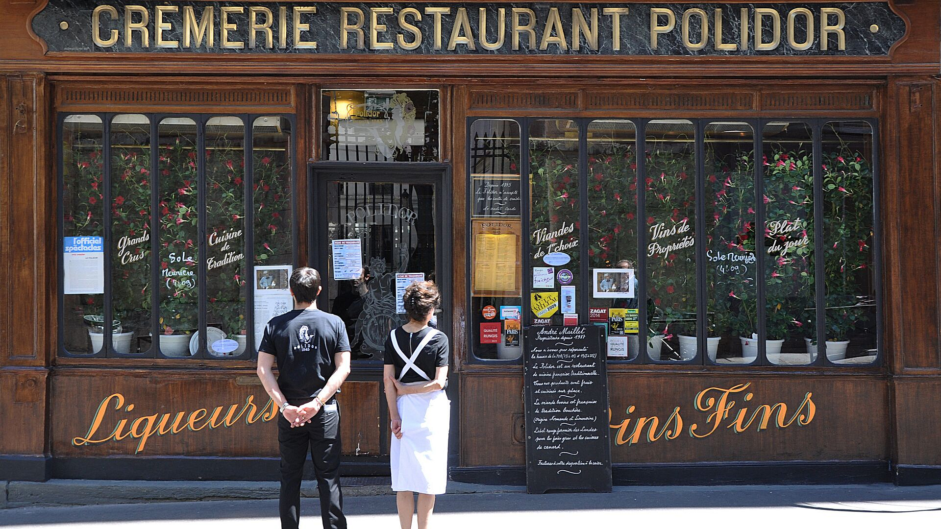 Посещаемость ресторанов во Франции упала из-за высоких цен