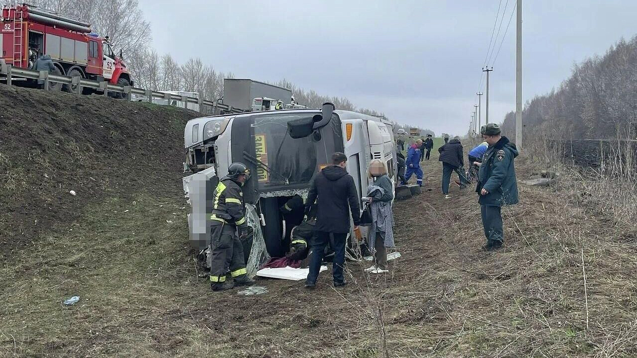 Всех детей из автобуса, попавшего в ДТП под Саратовом, направили в больницу
