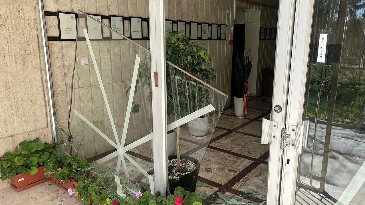 МИД опубликовал фото повреждений консульства в Исфахане после удара