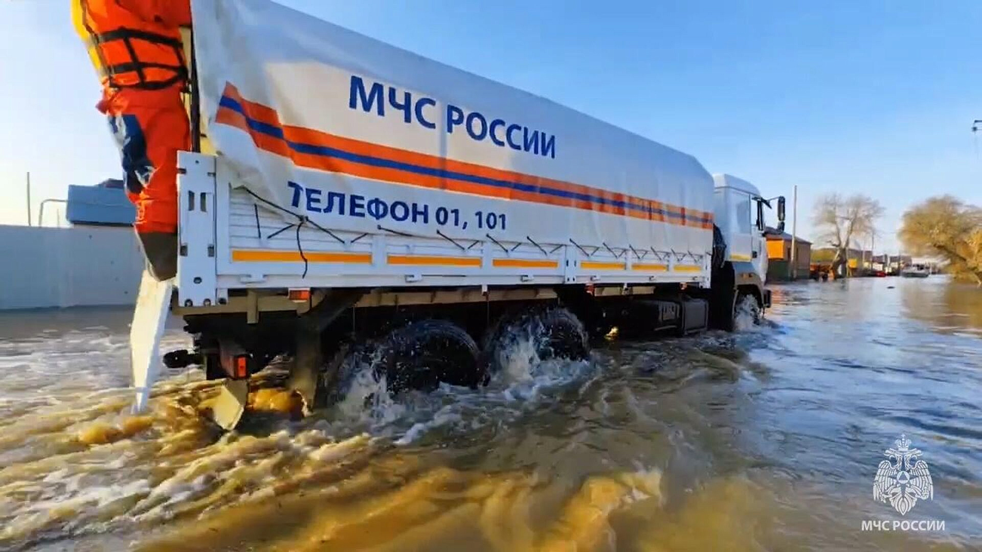 В Орске сообщили о нарушении целостности дамбы в поселке Лесоторговый