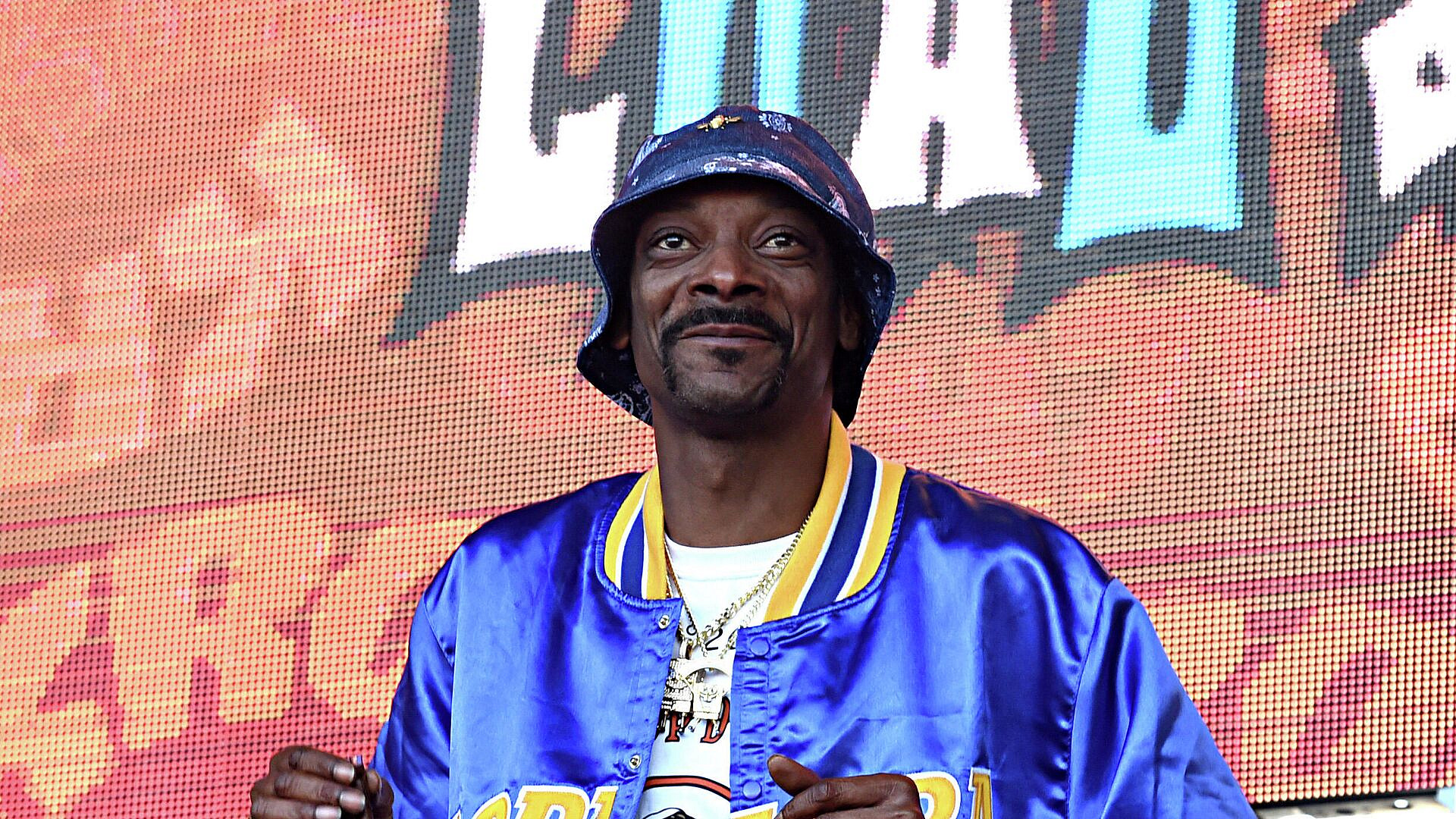 Рэпер Снуп Догг пронес олимпийский огонь в перед началом Игр